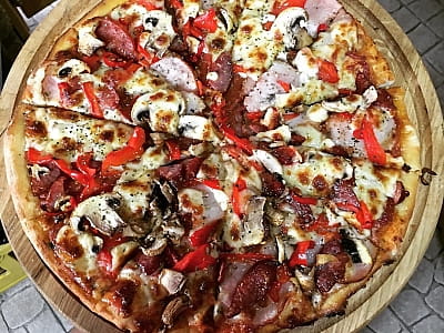 кафе-бар в загородном комплексе «Rancho» в селе Лесовые Гриновцы недалеко от города Хмельницкий