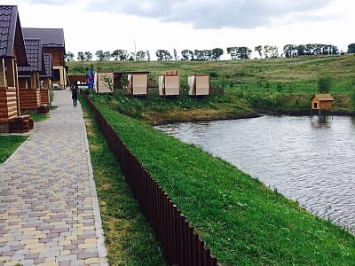 Любительская рыбалка на пруду в загородном комплексе «Rancho» в селе Лесовые Гриновцы недалеко от города Хмельницкий