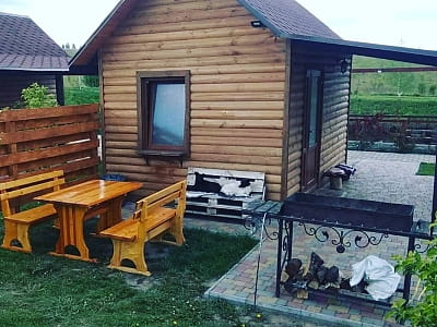 Уютные и комфортабельные домики для отдыха компаний из 6, 12 и 25 гостей, а также большая летняя площадка, вмещающая до 50 человек, в загородном комплексе «Rancho» в селе Лесовые Гриновцы недалеко от города Хмельницкий