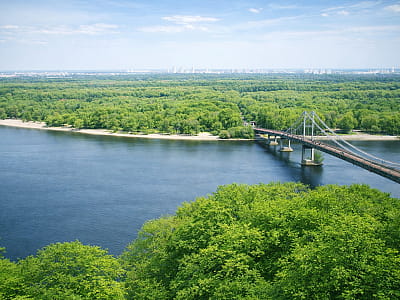 Остров Труханов в Киеве — живописная зона отдыха с пляжами, лесами и велосипедными маршрутами. Идеальное место для прогулок и активного досуга.