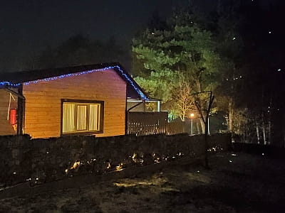 Современные домики с отдельным входом, собственной террасой и двориком, а также оборудованной кухней, ванной комнатой и зоной отдыха в загородном комплексе «Воллен» на берегу Днестра