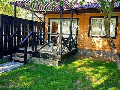 Современные домики с отдельным входом, собственной террасой и двориком, а также оборудованной кухней, ванной комнатой и зоной отдыха в загородном комплексе «Воллен» на берегу Днестра