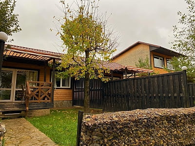 Современные домики с отдельным входом, собственной террасой и двориком, а также оборудованной кухней, ванной комнатой и зоной отдыха в загородном комплексе «Воллен» на берегу Днестра