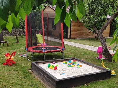 батут и игровая площадка с горками и домиками в загородном комплексе «Воллен» на берегу Днестра