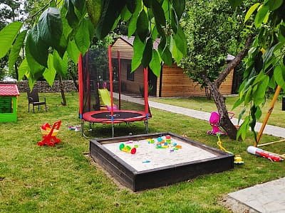 батут и игровая площадка с горками и домиками в загородном комплексе «Воллен» на берегу Днестра