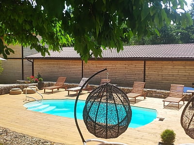 летний открытый бассейн в загородном комплексе «Воллен» на берегу Днестра