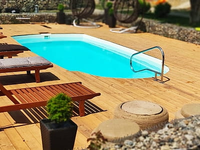 летний открытый бассейн в загородном комплексе «Воллен» на берегу Днестра