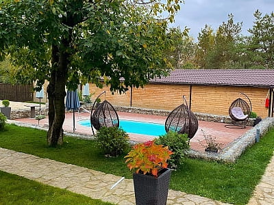 летний открытый бассейн в загородном комплексе «Воллен» на берегу Днестра