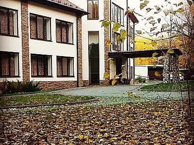 Загородный комплекс «Ягода-Малина»: отдых в лесу, бассейн, ресторан, баня, комфортабельные номера и домики. Идеальное место для отдыха и проведения мероприятий.