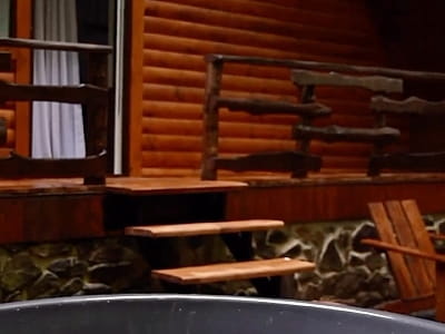 Горячий чан возле одного из домиков в загородном комплексе «Ягода-Малина» в селе Головчинцы Хмельницкой области