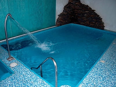 уютная комната отдыха с бассейном, водопадом и гидромассажем рядом с дровяной баней в загородном комплексе «Ягода-Малина» в селе Головчинцы Хмельницкой области