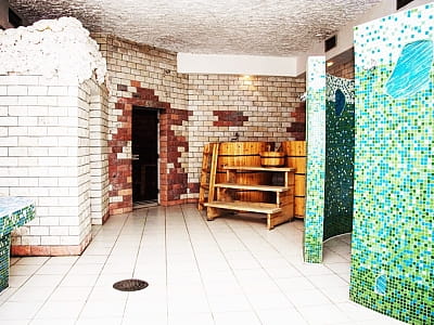 уютная комната отдыха с бассейном, водопадом и гидромассажем рядом с дровяной баней в загородном комплексе «Ягода-Малина» в селе Головчинцы Хмельницкой области