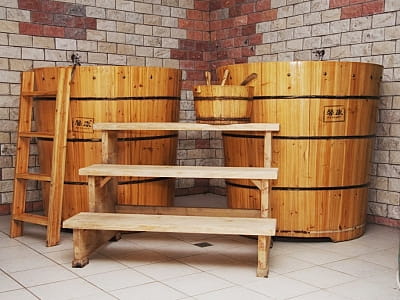 уютная комната отдыха с бассейном, водопадом и гидромассажем рядом с дровяной баней в загородном комплексе «Ягода-Малина» в селе Головчинцы Хмельницкой области