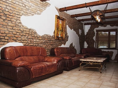 уютная комната отдыха с бассейном, водопадом и гидромассажем рядом с дровяной баней в загородном комплексе «Ягода-Малина» в селе Головчинцы Хмельницкой области