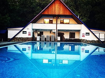 летний открытый бассейн в загородном комплексе «Ягода-Малина» в селе Головчинцы Хмельницкой области