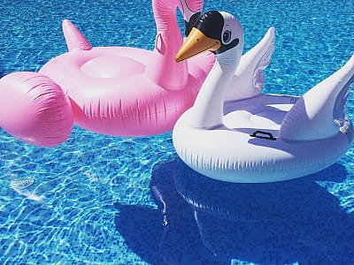 летний открытый бассейн в загородном комплексе «Ягода-Малина» в селе Головчинцы Хмельницкой области