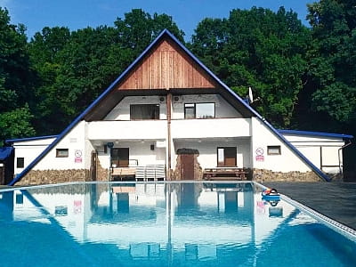 летний открытый бассейн в загородном комплексе «Ягода-Малина» в селе Головчинцы Хмельницкой области