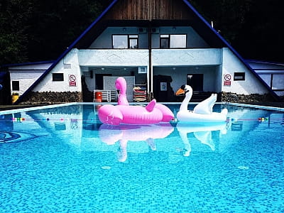 Загородный комплекс «Ягода-Малина»: отдых в лесу, бассейн, ресторан, баня, комфортабельные номера и домики. Идеальное место для отдыха и проведения мероприятий.