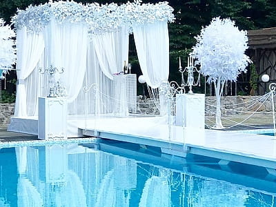 летний открытый бассейн в загородном комплексе «Ягода-Малина» в селе Головчинцы Хмельницкой области