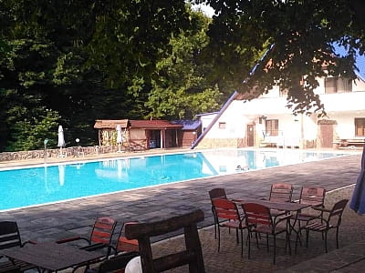 летний открытый бассейн в загородном комплексе «Ягода-Малина» в селе Головчинцы Хмельницкой области