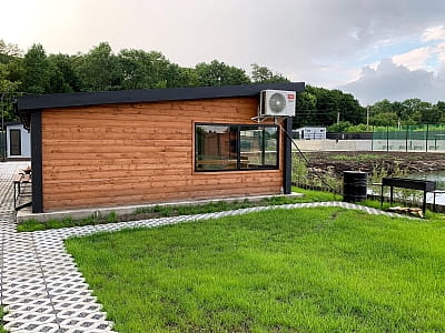 Домики рассчитаны на компанию из 12 человек в загородном комплексе «Zatyshne» в Хмельницком