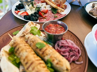 Популярные блюда для отдыха на природе: мясные блюда, закуски, напитки и барбекю в загородном комплексе АТК «Дача», расположенном в 7 км от Хмельницкого по Винницкой трассе