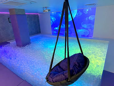 «Без волн Осокорки» — площадка для праздников в Киеве с сухим бассейном, 30 000 шариков, кинозалом и играми. Идеально подходит для дней рождения, свиданий и вечеринок.