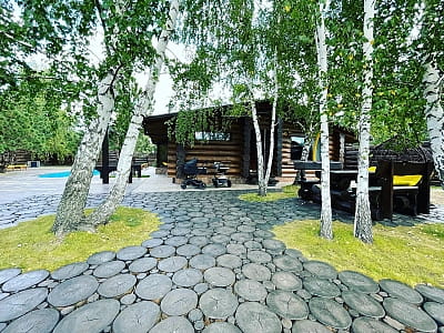 CUBABANYA — загородный комплекс с дровяной баней, открытым бассейном и коттеджем посреди леса. Идеальное место для отдыха и торжеств.