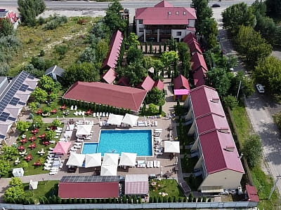 детский лабиринт в загородном комплексе «Райский дворик» в селе Погребы под Киевом