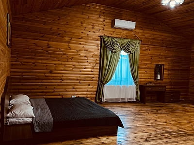 зона отдыха с большой дровяной баней (до 14 человек) в загородном комплексе «Райский дворик» в селе Погребы под Киевом