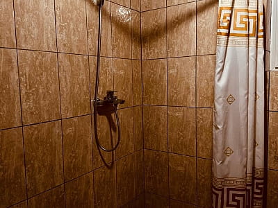 Душевая в большой дровяной бане (до 14 человек) в загородном комплексе «Райский дворик» в селе Погребы под Киевом