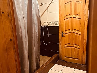 Душевая небольшой дровяной бани (до 8 человек) в загородном комплексе «Райский дворик» в селе Погребы под Киевом