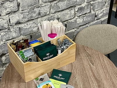 Уголок с чаем, кофе и какао в современной игровой песочнице SAND ROOM на улице Степана Рудницкого в Киеве