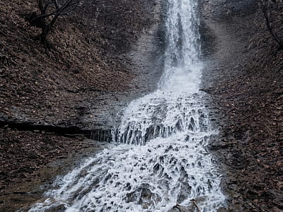 Вышоватский Большой водопад — живописная достопримечательность Закарпатья высотой 14 м, известная своими легендами, природной красотой и удобным доступом для туристов.