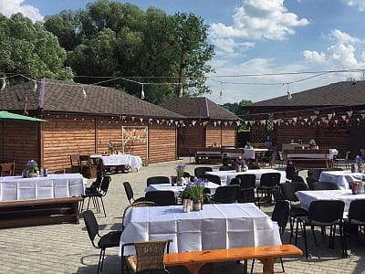 Для проведения праздничных мероприятий предлагается выездное обслуживание, фуршеты или организация мероприятий с собственным меню в загородном комплексе «Зеленая усадьба» в селе Давыдковцы, недалеко от города Хмельницкого