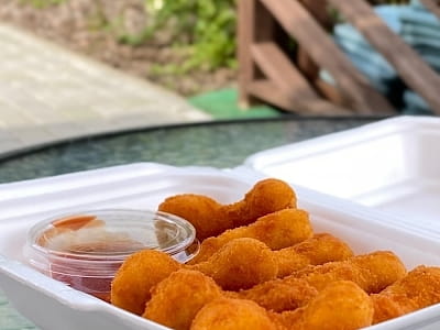 блюда летнего кафе в загородном комплексе «Зеленая усадьба» в селе Давыдковцы недалеко от города Хмельницкий