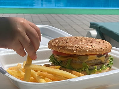 блюда летнего кафе в загородном комплексе «Зеленая усадьба» в селе Давыдковцы недалеко от города Хмельницкий