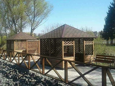 беседки в загородном комплексе «Зеленая усадьба» в селе Давыдковцы недалеко от города Хмельницкий