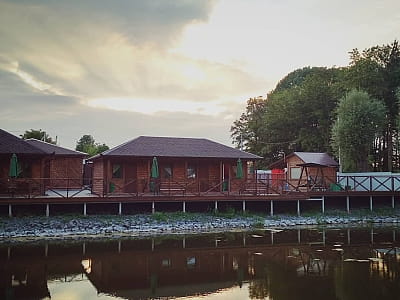 пруд в загородном комплексе «Зеленая усадьба» в селе Давыдковцы недалеко от города Хмельницкого