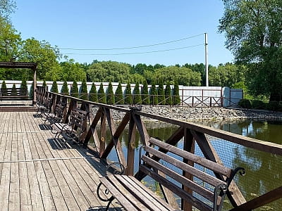 пруд в загородном комплексе «Зеленая усадьба» в селе Давыдковцы недалеко от города Хмельницкого