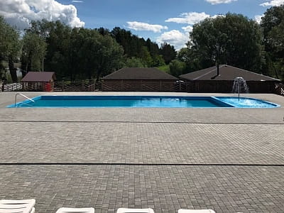 летние бассейны в загородном комплексе «Зеленая усадьба» в селе Давыдковцы недалеко от города Хмельницкий