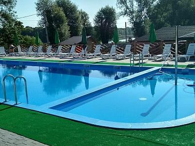 летние бассейны в загородном комплексе «Зеленая усадьба» в селе Давыдковцы недалеко от города Хмельницкий