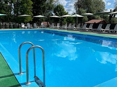 летние бассейны в загородном комплексе «Зеленая усадьба» в селе Давыдковцы недалеко от города Хмельницкий