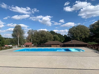 летние бассейны в загородном комплексе «Зеленая усадьба» в селе Давыдковцы недалеко от города Хмельницкий