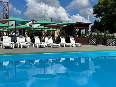 летние бассейны в загородном комплексе «Зеленая усадьба» в селе Давыдковцы недалеко от города Хмельницкий