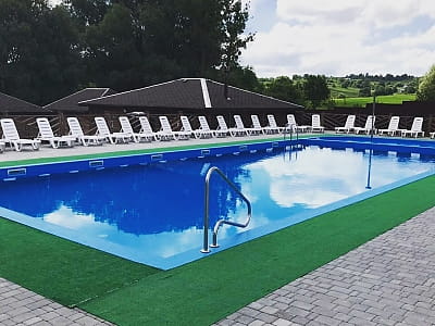 летние бассейны в загородном комплексе «Зеленая усадьба» в селе Давыдковцы недалеко от города Хмельницкий