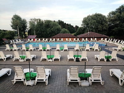 летние бассейны в загородном комплексе «Зеленая усадьба» в селе Давыдковцы недалеко от города Хмельницкий