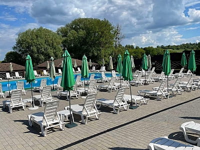 летние бассейны в загородном комплексе «Зеленая усадьба» в селе Давыдковцы недалеко от города Хмельницкий