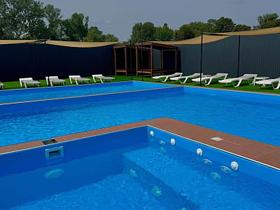 летний открытый бассейн в загородном комплексе Complex VLADA Resort в Черкасской области