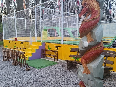 батуты и детские аттракционы в DinoPark Берегово в селе Яноши Закарпатской области